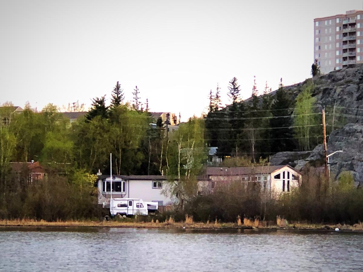 Mabuhay Lakeside Manor Yellowknife Exterior foto